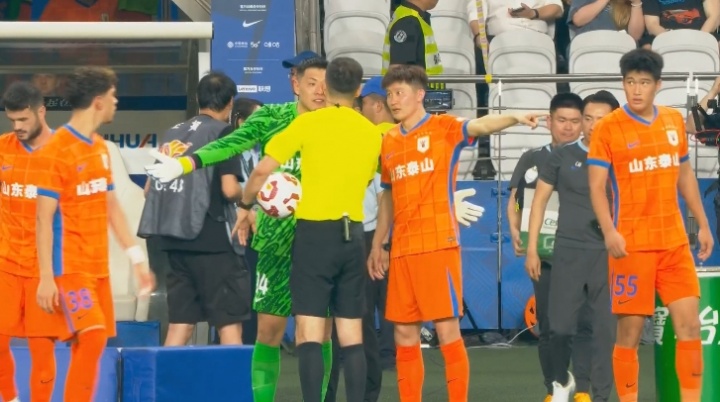 星空体育官网-不解判罚！下半场开始前，王彤与王大雷仍向麦麦提江投诉此前手球